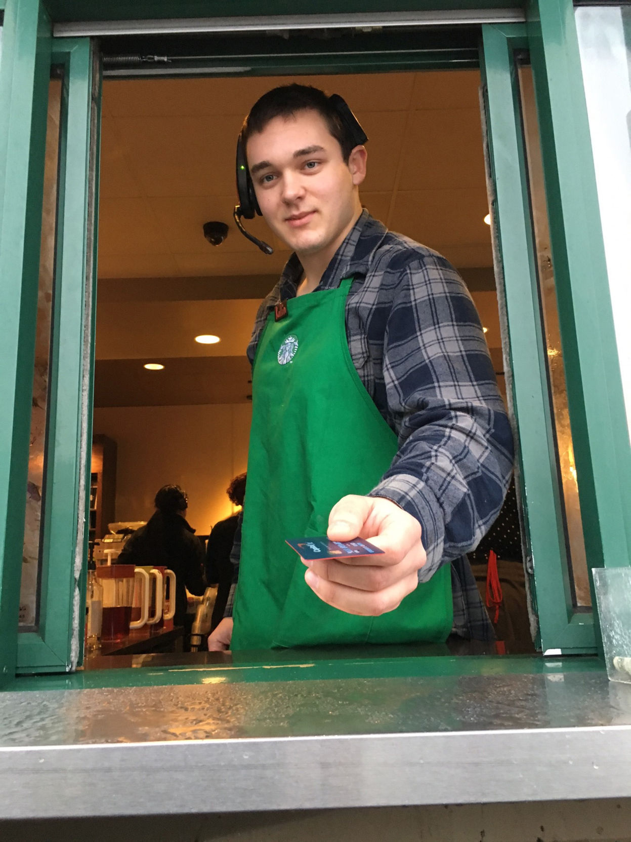 Starbucks battles ID theft with credit card chip readers